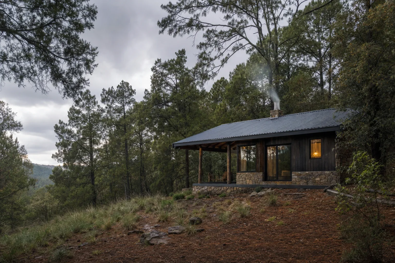 Cabaña de madera y piedra entre pinos de la Sierra de Juárez