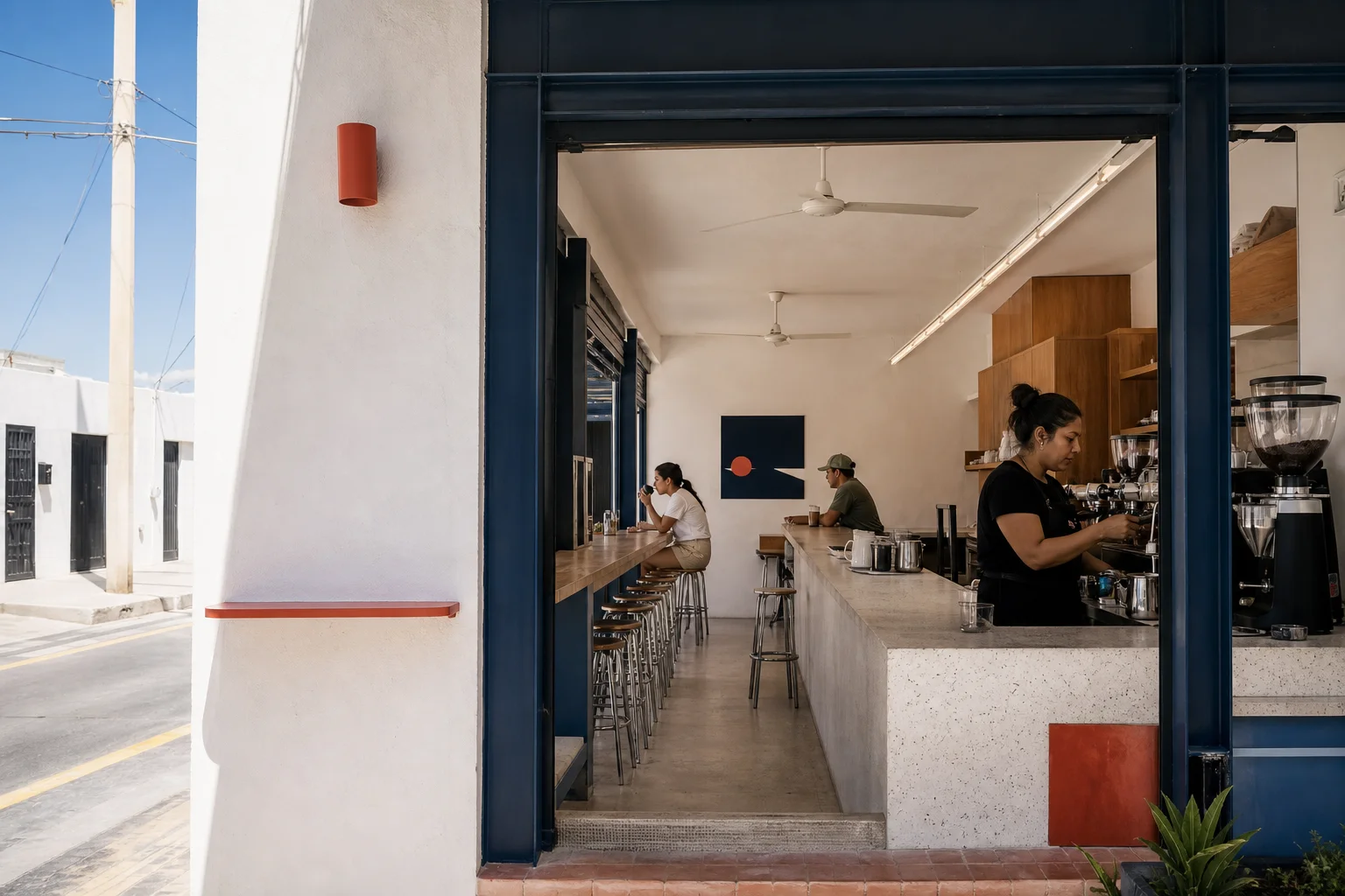 Cafetería luminosa en Ensenada con barista trabajando en la barra